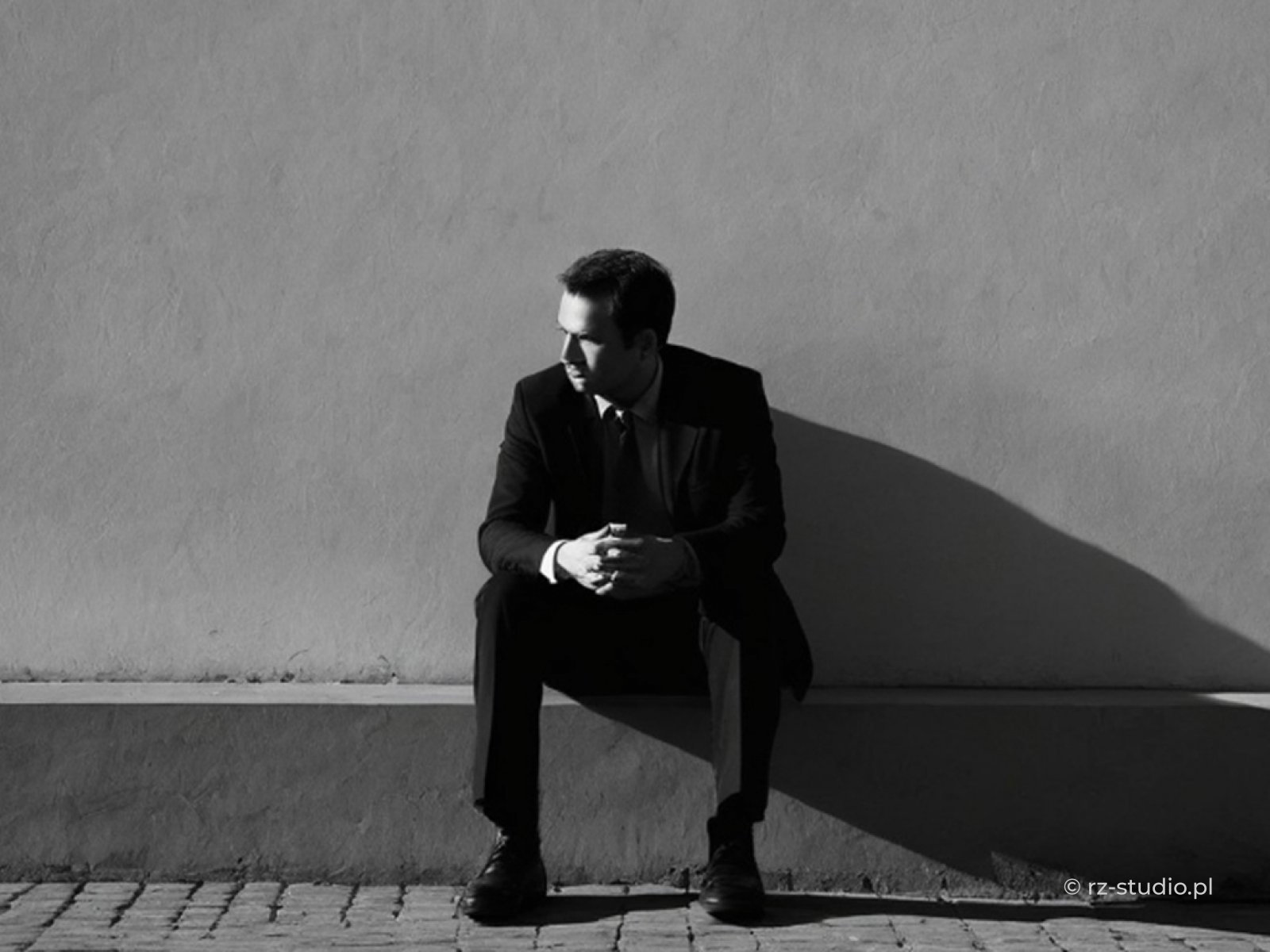 Naturalne światło czy sztuczne oświetlenie – co lepiej sprawdzi się w fotografii biznesowej?